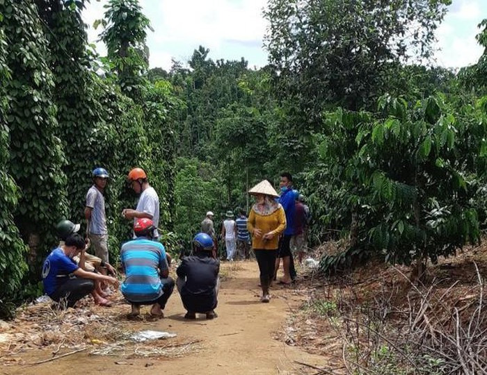 2. Ba cha con tử vong trong chòi rẫy: Ngày 3/10, Công an tỉnh Đắk Nông cho biết, tối 2/10, người thân phát hiện anh Hứa Văn K. (ngụ xã Nam Xuân, huyện Krông Nô, tỉnh Đắk Nông) cùng 2 con trai (9 tuổi và 7 tuổi) không có nhà. Đến sáng 3/10, thì phát hiện anh K. cùng 2 con trai đã tử vong trong chòi rẫy cách nhà khoảng 5 km. Trong đó, 2 bé trai tử vong với nhiều vết thương trên cổ, còn anh K. chết trong tư thế treo cổ.