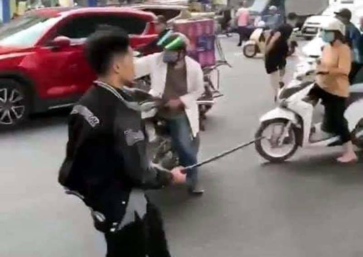 Sau đó, hai bên xảy ra cãi vã. Mỹ Anh đã dùng gậy ba khúc bằng kim loại xông đến đánh người điều khiển xe Honda Vision là anh H., trong khi người bạn đi cùng xe với Mỹ Anh cầm gạch ném về phía người này.