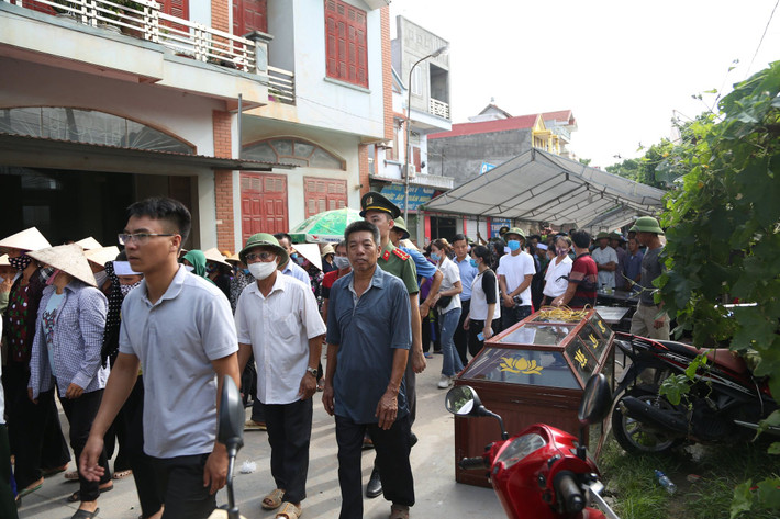 Trong buổi tang lễ, ai ai cũng cảm thấy xót thương cho chiến sĩ Mạnh anh dũng hy sinh ở tuổi đời còn trẻ. Người thân thượng sĩ Mạnh khóc không thành tiếng khi phải đối mặt với nỗi đau, nỗi mất mát không gì có thể bù đắp được.