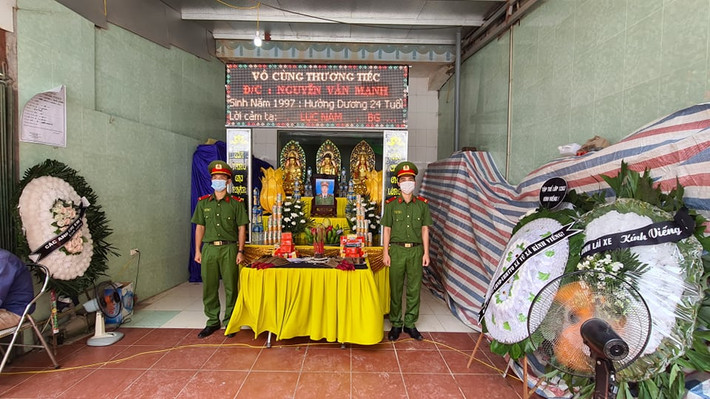 Theo quan sát của PV, tại xã Cẩm Lý, huyện Lục Nam, tỉnh Bắc Giang cơ quan chức năng và hàng trăm người dân đã đến chia buồn cùng gia đình thượng sĩ Mạnh, ai nấy đều đau buồn và thương xót cho số phận của nam chiến sĩ CSCĐ với tuổi đời còn khá trẻ.