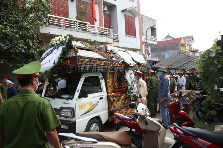 Một hàng xóm sống cạnh nhà thượng sĩ Mạnh chia sẻ: "Cháu nó là con thứ 2 trong gia đình, còn trẻ chưa lấy vợ, mỗi lần về gặp ai cũng lễ phép chào hỏi ngoan ngoãn thế mà giờ xảy ra chuyện đau lòng này. Cháu nó hy sinh anh dũng vì lẽ phải nên ai cũng cảm thấy đau lòng, thương cho cháu.