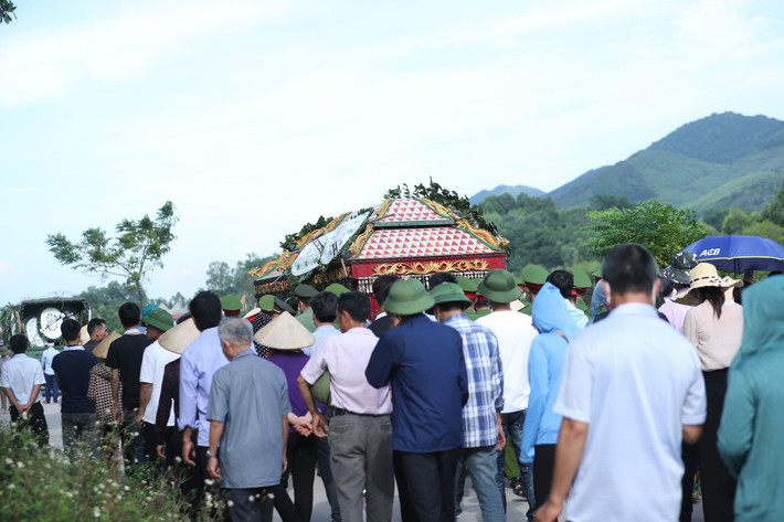 Từ hôm qua đến nay gia đình tôi cũng sang chia buồn, giúp đỡ người thân làm tang lễ cho cháu mong cháu yên nghỉ".