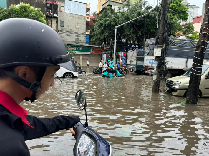 Tại khu vực Xa La, Hà Đông sáng nay cũng ngập sâu khiến nhiều phương tiện khó di chuyển.