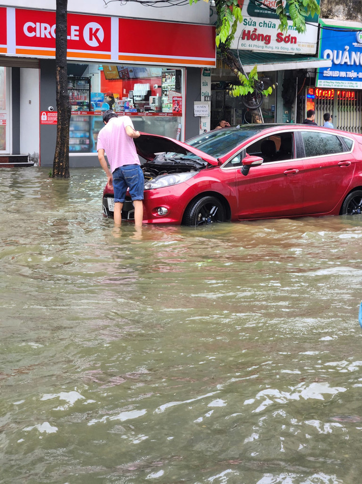 Do mưa lớn đường ngập sâu khiến xe bị chết máy.