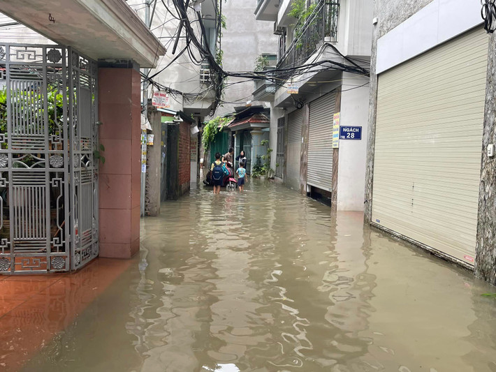Do ảnh hưởng của cơn bão số 2, mưa kéo dài suốt một ngày (23/7) đã khiến nhiều tuyến phố bị ngập.