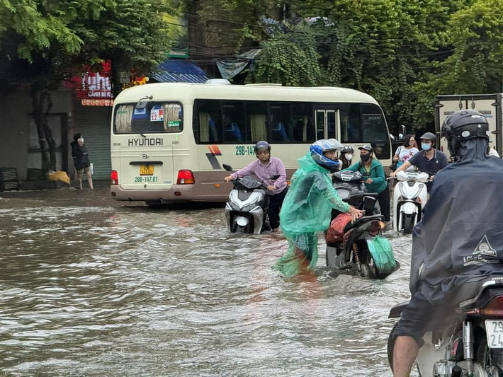 Rất nhiều phương tiện không thể di chuyển do đường bị ngập sâu.