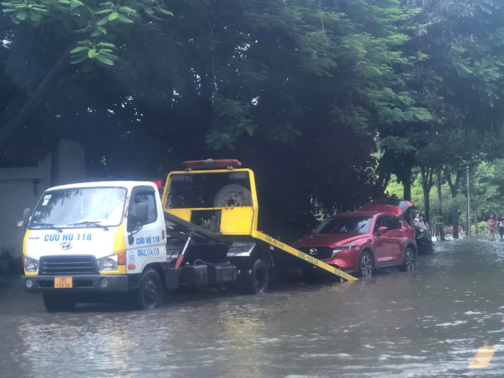 Đến sáng nay (24/7), tại nhiều khu vực trên địa bàn Hà Nội, nước vẫn chưa rút hết.