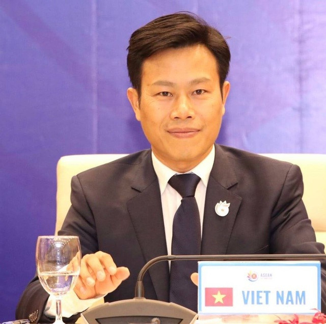 Ông Lê Quân là người trẻ nhất nước được phong hàm giáo sư (ngành Kinh tế). Ông đồng thời là người sáng lập Câu lạc bộ và Diễn đàn Quản trị nhân sự, sáng lập chuỗi sự kiện: “Cà phê doanh nhân”, “Ngày Nhân sự Việt Nam”…