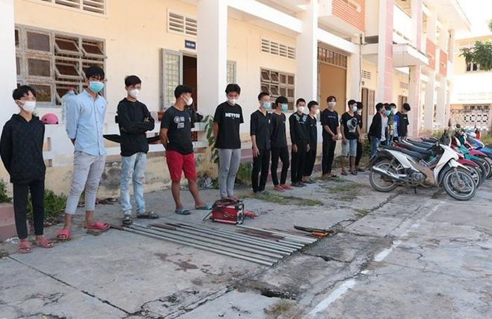 Ngăn chặn 20 thanh thiếu niên dùng hung khí chuẩn bị hỗn chiến: Nhóm thanh niên ở thị xã Duyên Hải (tỉnh Trà Vinh) đã mượn máy cắt và máy hàn về để làm các dao tự chế nhằm mục đích giải quyết mâu thuẫn cá nhân nhưng bị phát hiện, ngăn chặn. Ngày 17/7, Công an thị xã Duyên Hải đã lập hồ sơ, xử lý đối nhóm thanh niên này.