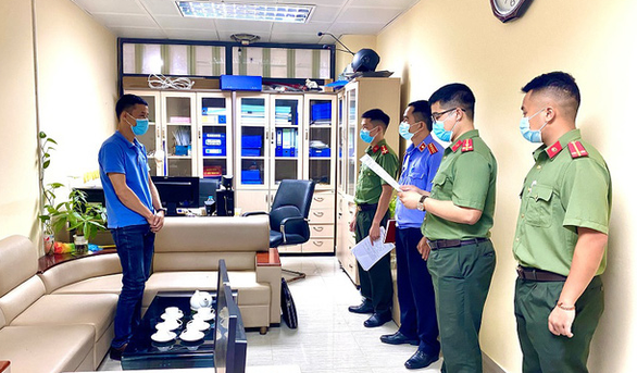 Bắt 2 cán bộ Ban kinh tế cửa khẩu Đồng Đăng: Làm giả các giấy tờ, tài liệu nhằm hoàn chỉnh hồ sơ cho các lái xe, Nguyễn Tiến Kiên và Lý Văn Nguyên, đều là cán bộ của Trung tâm Quản lý cửa khẩu thuộc Ban quản lý kinh tế cửa khẩu Đồng Đăng đã trục lợi hơn 400 triệu đồng. Ngày 17/7, 2 người này bị CA Lạng Sơn giữ người trong trường hợp khẩn cấp.