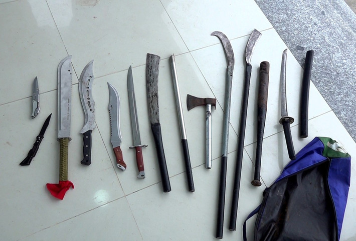 Giang cầm theo một khẩu súng; Trương Văn Nhàn mang túi xách bên trong có 6 viên đạn, những đối tượng còn lại cầm dao tự chế. Nhóm Cường Kobe đến nơi thì bị nhóm Thái Bus tấn công. Lúc này, Giang “Thẹo" cầm súng bắn về phía nhóm Thái Bus, trúng cửa xe của Thái rồi cả nhóm bỏ chạy. Nhóm của Thái Bus truy đuổi, đập phá xe 16 chỗ của nhóm Cường Kobe. Đến khi có tiếng hô “công an đến” nhóm Thái Bus lên xe bỏ đi. Kiểm tra hiện trường, cơ quan công an thu giữ nhiều hung khí như: búa, gậy bóng chày bằng kim loại, dao, giáo, đạn quân dụng…. và nhiều vật chứng khác. (Ảnh minh họa, nguồn internet)