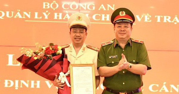 Chiều 6/7, Cục Cảnh sát quản lý hành chính về trật tự xã hội (C06) vừa tổ chức lễ công bố quyết định của Bộ Công an về công tác cán bộ. Tại buổi lễ, Thiếu tướng Nguyễn Quốc Hùng - cục trưởng Cục C06 - đã trao quyết định bổ nhiệm Thượng tá Nguyễn Thành Vĩnh - Phó Giám đốc Trung tâm Dữ liệu quốc gia về dân cư - giữ chức vụ Giám đốc Trung tâm Dữ liệu quốc gia về dân cư.