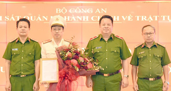 Bên cạnh ghi nhận những thành tích đã đạt được, Cục trưởng C06 đề nghị tân Giám đốc Trung tâm cần tham mưu tổ chức hội nghị sơ kết đề án 06 của Chính phủ 6 tháng đầu năm 2023, tổ chức hội nghị sơ kết công tác quản lý hành chính 6 tháng đầu năm của Trung tâm Dữ liệu quốc gia về dân cư. Bên cạnh đó, chỉ đạo kiện toàn tổ chức Đảng tại Trung tâm Dữ liệu quốc gia về dân cư. Báo cáo bố trí nguồn nhân lực đảm bảo thực hiện các nhiệm vụ tại trung tâm. Triển khai thực hiện đề án Trung tâm dữ liệu quốc gia, dự án cấp căn cước công dân cho nước bạn Lào...