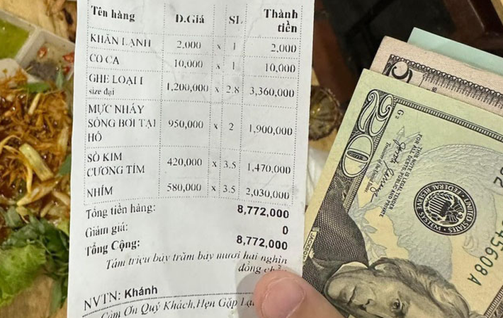 Nhà hàng bị tố 'chặt chém' khách Trung Quốc tại Nha Trang: Ngày 10/4, mạng xã hội Facebook lan truyền bài viết "tố" nhà hàng hải sản Nhà Bè trên đường Trần Phú, TP Nha Trang tính tiền "chặt chém" 3 người khách Trung Quốc. Cụ thể, tài khoản Lê Thái Sơn, cho biết tối 9/4, sếp của anh là người Trung Quốc cùng 2 người bạn (cũng là người Trung Quốc) tới nhà hàng này ăn. Đến lúc tính tiền, 3 vị khách Trung Quốc "tá hỏa" vì hóa đơn thanh toán hơn 8,7 triệu đồng cho gần 12 kg hải sản các loại. Ngày 13/4, UBND TP.Nha Trang đã ra quyết định xử phạt nhà hàng này số tiền gần 21 triệu đồng với 3 hành vi vi phạm.