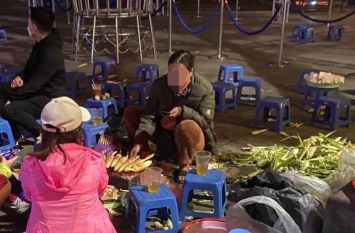 Người phụ nữ "chặt chém" 80.000 đồng một củ khoai: 1h sáng 2/12/2022, Nguyễn Thị Minh Hoàn (20 tuổi) cùng nhóm bạn rủ nhau ra khu vực hồ Gươm ăn đêm sau tan ca. Họ vào một quán bán ngô, khoai, nướng dọc vỉa hè hồ Gươm nằm trên phố Lê Thái Tổ (quận Hoàn Kiếm, Hà Nội) gọi 10 quả trứng nướng, 4 củ khoai nướng và 3 bắp ngô nướng. Đến khi thanh toán, bà chủ báo giá 580.000 đồng, trong đó 80.000 đồng một củ khoai nướng, trứng và ngô mỗi loại 20.000 đồng. Sau đó, Công an phường Hàng Bạc (quận Hoàn Kiếm) đã mời bà T. (người bán hàng) lên làm việc và ra quyết định xử phạt hành chính về hành vi lấn chiếm vỉa hè.