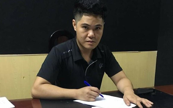 Tại Cơ quan Công an, Thắng khai nhận: Chiều tối 25/3/2020 do cãi nhau với vợ, Thắng đi xe máy đến khu vực cầu Nguyệt mua ma túy đá về chòi ở đầm cá của gia đình sử dụng. Đến khoảng 21h cùng ngày, hắn thấy cháu M.M. đi xe máy một mình về nhà. Sau đó, Thắng đi qua cầu bê-tông vào đường cạnh nhà ông S., trèo qua tường có dây thép gai ở sau nhà vệ sinh vào trong vườn. Từ đây, hắn đi men qua gốc me vào cửa phụ, lúc này mở 1 cánh. Vào trong nhà, Thắng lấy 1 cây kéo bằng kim loại dài khoảng 30cm ở trên kệ rồi đi vào chỗ giường ngủ thì thấy cháu M. đang nằm trên giường sử dụng điện thoại.