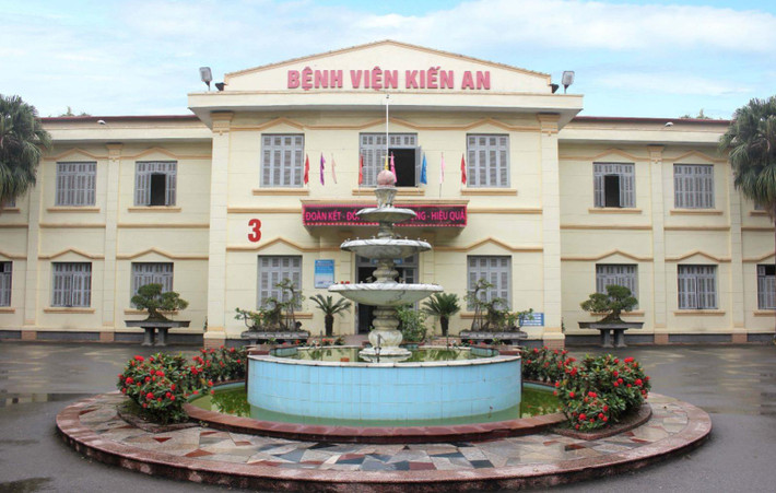 Cháu M. kêu đau, kêu cứu giọng yếu ớt. Hốt hoảng, ông S. gọi điện cho cậu của cháu và hàng xóm đến để đưa M. đi cấp cứu. Trên đường đưa đi cấp cứu, M. không nói được ai là người đã gây thương tích cho cháu và đến Bệnh viện Kiến An thì cháu tử vong… (Ảnh minh họa, nguồn Internet)