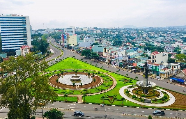 Nhà có 3 chị em gái thì M.M.là út, hiện sống cùng bố và bà nội tại thôn 5, xã Kiến Quốc. Chị gái lớn sinh năm 1988, sống và làm việc tại tỉnh Ninh Bình. Chị thứ hai sinh năm 1992 sống và làm việc cùng mẹ đẻ tại thành phố Pleiku tỉnh Gia Lai. Sáng cùng ngày, ông S. còn đánh ô tô cùng M.M. chạy về Ninh Bình thăm chị gái, đến 17h cùng ngày thì về nhà. Sau đó, M. ở nhà, còn ông S. đi thăm hỏi đám ma, lúc về nhà thì bi kịch đã xảy ra. (Ảnh TP Pleiku)