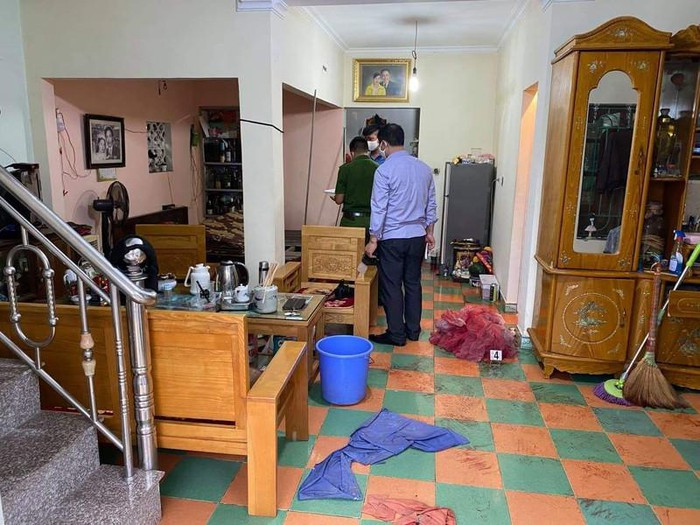 Khám nghiệm tử thi cho thấy, trên cơ thể nạn nhân có tới hàng chục vết thương, trong đó xương hộp sọ vỡ lún tại nhiều vị trí và có 1 nhát đâm chí mạng ở vùng ngực. Điều băn khoăn với những người tham gia phá án là kẻ thủ ác ra tay tàn bạo với nạn nhân vì lý do hằn thù gì. Hẳn đối tượng tâm lý đang có điều bất ổn khiến các hành vi của hắn trở nên cuồng loạn mới trút vào cơ thể của một thiếu nữ yếu ớt những đòn đánh ác độc, ghê gớm tới mức như vậy… (Hiện trường vụ án, ảnh: ANHP)