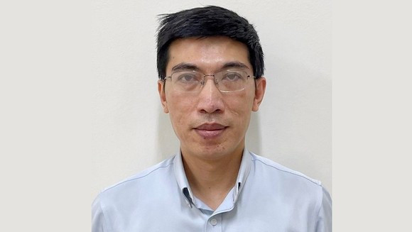 Cựu trợ lý của Phó thủ tướng thường trực Chính phủ Nguyễn Quang Linh: Liên quan vụ án đưa, nhận hối lộ trong vụ chuyến bay giải cứu, ngày 27/9, Cơ quan An ninh điều tra Bộ Công an đã khởi tố, bắt tạm giam ông Nguyễn Quang Linh - Trợ lý của Phó Thủ tướng Thường trực Chính phủ.