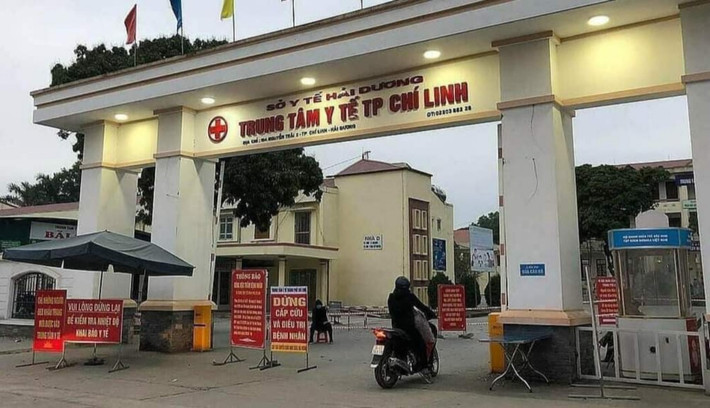 Mẹ sát hại con 2 tuổi rồi tự tử trong khu điều trị COVID-19: Tối 30/3, bác sĩ kíp trực tại Trung tâm Y tế TP Chí Linh, Hải Dương báo cáo có bệnh nhân tự tử và chết. Nữ bệnh nhân là V.T.N.B. (43 tuổi) cùng con trai 2 tuổi tử vong trong một căn phòng. Trích xuất camera cho thấy, khoảng 17h20 cùng ngày, người phụ nữ này bế con cứ đi ra đi vào. Phòng bên cạnh có bệnh nhân mới ra viện không còn ai nên người này đã bế con vào trong phòng đó và không thấy ra. Khoảng hơn 18h, người nhà mang hoa quả đến nhưng gọi điện không được nên cùng kíp trực đi tìm khắp phòng không thấy. Kiểm tra căn phòng trên thì thấy chốt cửa không vào được. Khi phá cửa thì phát hiện 2 mẹ con nằm dưới nền nhà nhưng đã tử vong.