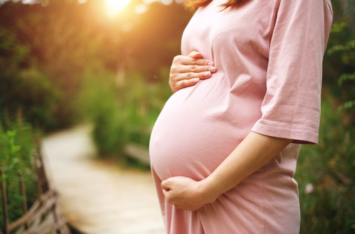 Kể từ đó, nhiều lần Linh có ý định "dằn mặt" chị N. Sau này Linh lao vào con đường chơi bời, lêu lổng. Vốn được gắn mác "người đẹp chân dài" nên Linh có nhiều bạn. Hậu quả của những cuộc đi chơi này là Linh mang thai ngoài ý muốn. Không được thừa nhận, Linh đã một mình sinh và nuôi con. Kể từ đó, người phụ nữ này trở nên hằn học, ghen tức với chị N. Trong đầu Linh đã nảy sinh ý định trả thù. (Ảnh minh họa, nguồn Internet)