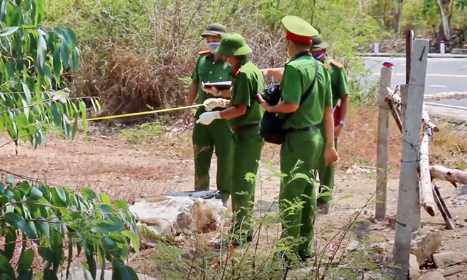 Mở rộng hiện trường, đơn vị khám nghiệm phát hiện nhiều vết máu, vết giày, dép in trên mặt đất, ngoài ra còn có những dấu vết sinh học. Căn cứ vào thương tích của nạn nhân, các điều tra viên Công an tỉnh Quảng Bình nhận định hung thủ đã ra tay rất quyết liệt, chứng tỏ giữa hai người có mâu thuẫn lớn. Nạn nhân ngay sau đó cũng được làm rõ là chị Nguyễn Thị Mỹ N. (SN 1993, trú tại thị trấn Hoàng Lão, Bố Trạch, Quảng Bình). (Ảnh minh họa, nguồn CAND)
