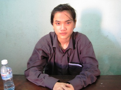 Xác định Linh chính là nghi phạm, Công an tỉnh Quảng Bình đã triệu tập cô gái này lên làm việc. Ban đầu, Linh cương quyết phủ nhận với thái độ hết sức lì lợm. Tiến hành khám nhà đối tượng, cơ quan điều tra phát hiện điện thoại và đôi bông tại của chị N. Ngoài ra, công an còn tìm thấy một chiếc dùi đục, nghi là hung khí gây án, chiếc quần còn dính máu của Linh.