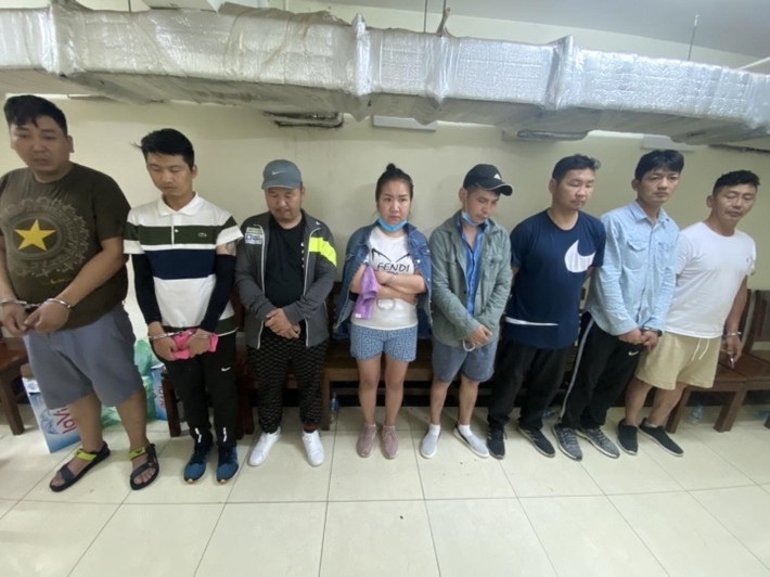 Nhóm người nước ngoài trộm hơn 1 tỷ đồng: Nhóm người Mông Cổ đến quán phở trên phố Lý Quốc Sư (Hà Nội) trộm thẻ visa của du khách Thuỵ Điển lấy hơn 1 tỷ đồng để mua vàng, trang sức. Ngày 11/6, Công an TP Hà Nội cho biết, Công an quận Hoàn Kiếm vừa phối hợp với đơn vị nghiệp vụ bắt giữ nhóm người này.