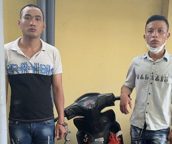 Cướp điện thoại đắt tiền rồi đạp 2 cô gái trẻ ngã xuống đường: Trần Tuấn Hưng (26 tuổi, ngụ Quận 6) ngồi sau xe do Thái Văn Hậu (22 tuổi, ngụ quận Bình Tân, TP HCM) điều khiển đã cướp giật chiếc điện thoại của 2 cô gái rồi đạp xe của nạn nhân té ngã xuống đường gây chấn thương vụ việc xảy ra ở quận Tân Phú. Ngày 11/6, Công an TP HCM cho biết đã phối hợp với Công an quận Tân Phú để điều tra hành vi cướp giật tài sản.