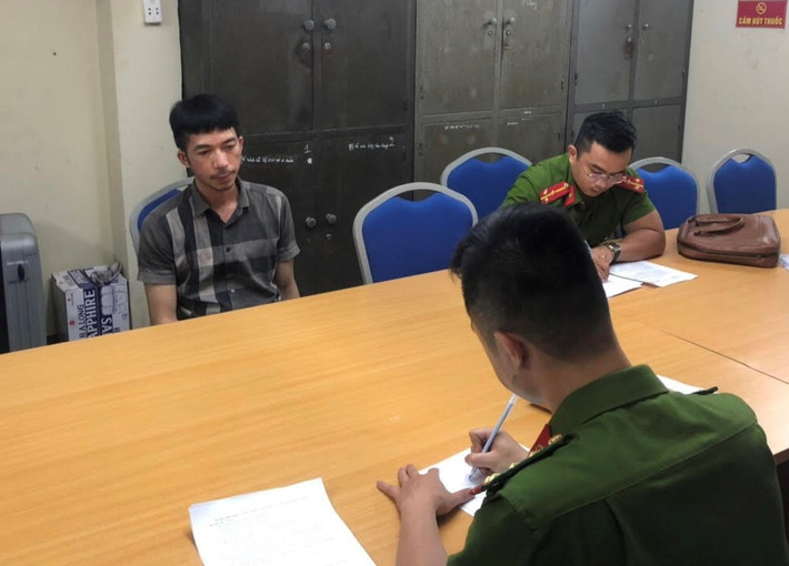 Mạo danh công an vay tiền tỷ rồi bỏ trốn nhiều năm: Sau khi dùng thủ đoạn gian dối, sử dụng giấy tờ giả mạo danh công an để vay tổng số tiền gần 2 tỷ đồng của nhiều người dân, Nguyễn Kim Thông (SN 1986, trú TP Đông Hà, Quảng Trị) đã bỏ trốn. Ngày 11/6, Công an tỉnh Quảng Ninh cho biết đã bàn giao đối tượng Thông cho Công an tỉnh Quảng Trị để tiếp tục điều tra, giải quyết theo quy định.
