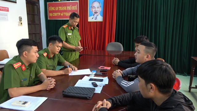 Bắt nhóm đối tượng cho vay với lãi suất lên tới 243%/năm: Ngày 11/6, Công an TP Huế (Thừa Thiên - Huế) cho biết, đơn vị đang làm rõ 3 đối tượng gồm Dương Văn Khang (SN 1997), Đỗ Anh Quyết (SN 2001), Nguyễn Văn Chinh (SN 1992, cùng trú tại Vĩnh Bảo, TP Hải Phòng) có hành vi cho vay nặng lãi trong giao dịch dân sự. Với lãi suất cho vay từ 121% đến 243%/ năm, các đối tượng đã thu lợi bất chính hơn 77 triệu đồng.