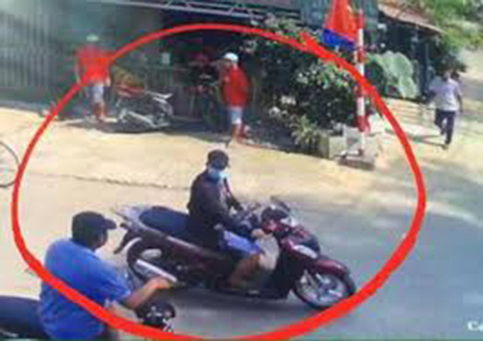 Gây án xong, Tuấn lấy xe máy SH cùng 1 tỷ đồng cướp được chạy về ấp Thạnh An (xã Trung An, huyện Củ Chi). Tuấn bỏ lại xe SH, chiếm đoạt xe Nouvo màu đỏ đen của chị V.T.B.V. để tẩu thoát.
