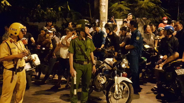 Hàng trăm người dân hiếu kỳ tập trung theo dõi khiến giao thông qua khu vực ùn ứ. Cảnh sát giao thông và dân phòng được điều động để đảm bảo trật tự. Các xe không thể đi qua ngã 3 đường Đỗ Văn Dậy giao với Tỉnh lộ 15.