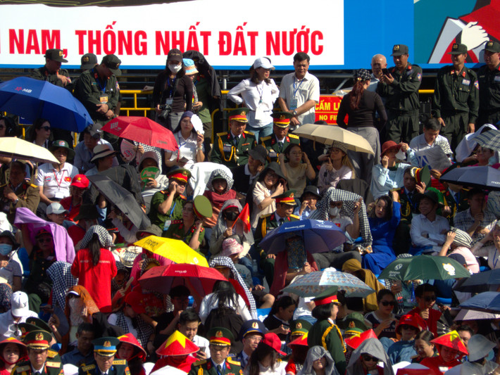 Hàng nghìn người dân TP HCM hào hứng vẫy cờ, reo hò khi các đoàn quân bạn diễu qua.