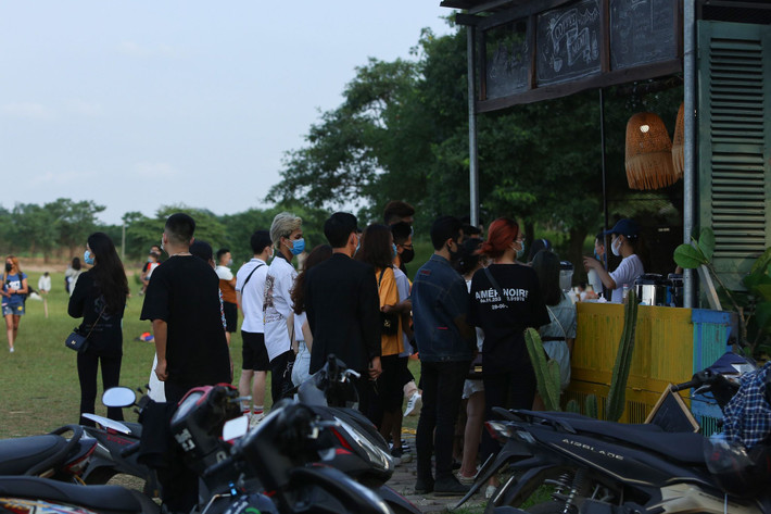 Khu vực bán nước uống, nhiều bạn trẻ đến mua không giữ khoảng cách, nhân viên và người mua đều không đeo khẩu trang. Điều đáng nói, lượng người tập trung ở đây rất đông nhưng lực lượng chức năng không hề hay biết.