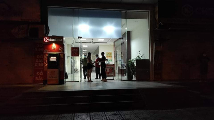 Trước đó, vụ bé gái rơi từ tầng cao chung cư tử vong xảy ra khoảng 22h đêm ngày 3/8, nhiều người dân sống tại chung cư HH4C Linh Đàm, phường Hoàng Liệt, quận Hoàng Mai, Hà Nội bất ngờ nghe thấy tiếng động lớn phát ra từ khu vực giếng trời tầng 3, đoạn giáp danh giữa hai toà HH4C và HH4B. Khi mọi người ra kiểm tra thì bàng hoàng phát hiện một bé gái nằm bất động, đã tử vong.