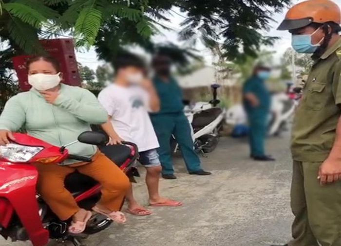 Vợ đánh công an khi thấy chồng bị lập biên bản: Trong lúc ông Nguyễn Phú Cường (50 tuổi, trú huyện Phú Tân, tỉnh An Giang) bị lực lượng phòng, chống dịch COVID-19 lập biên bản vì ra đường khi không cần thiết, vợ ông Cường là Trần Thị Tuyền (42 tuổi) đã mắng chửi và đánh một công an viên. Ngày 4/8, Tuyền bị Công an huyện Phú Tân tạm giữ.