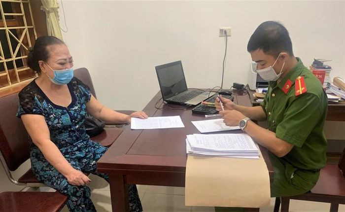 Cho vay tiền ngắn hạn với lãi suất 'cắt cổ': Trong thời gian ngắn Hoàng Thị Hường (SN 1958, trú xã Yên Sơn, huyện Đô Lương, Nghệ An) đã cho nhiều người vay tổng số tiền 2,5 tỷ đồng với lãi suất từ 25.000 đồng/1 triệu đồng/1 ngày đến 50.000 đồng/1 triệu đồng/1 ngày, thu lợi bất chính 250 triệu đồng. Ngày 4/8, Hường bị Ngày 4/8, Công an huyện Đô Lương tạm giữ.