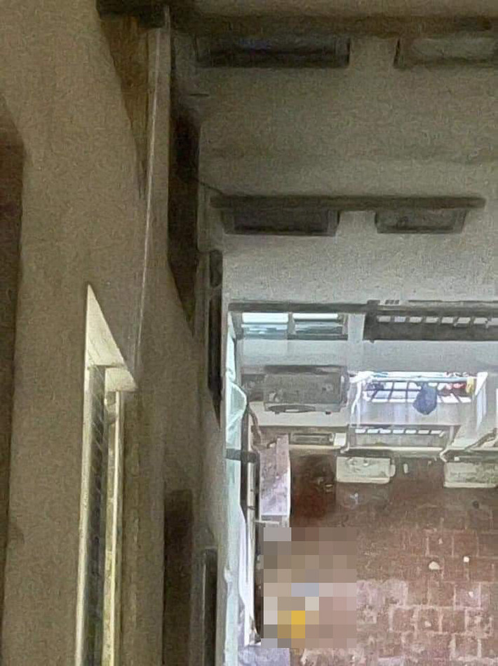 Một người đảm bảo trật tự khu vực cho biết, sau khi xác định cháu bé bị rơi xuống mọi người đã gõ cửa các phòng để xác định nơi cháu bé bị rơi. Bước đầu xác định nạn nhân tử vong là bé gái sinh năm 2009, sinh sống tại tầng 12 của toà nhà. Nạn nhân rơi qua khu vực ô thoáng cửa sổ.