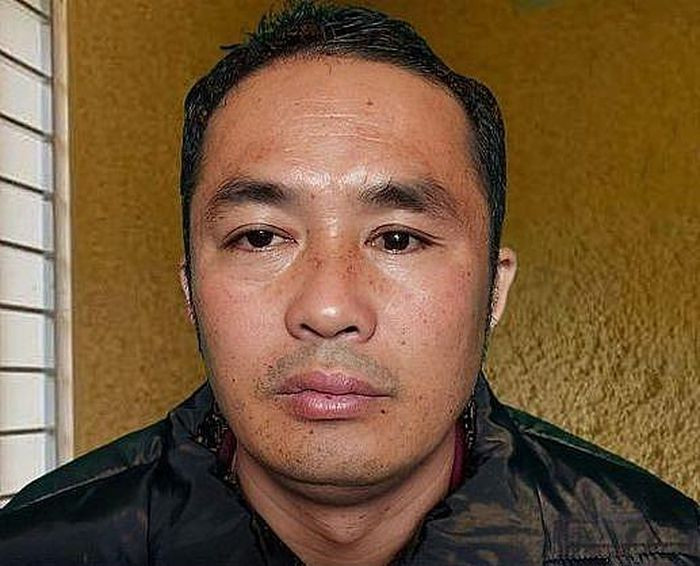Gã côn đồ chém trọng thương hàng xóm: Trần Văn Tuyết và hàng xóm là ông V. (SN 1963, cùng trú tại xã Sơn Công, huyện Ứng Hòa, Hà Nội) có xảy ra mâu thuẫn, xô xát tại nhà Tuyết. Trong quá trình hai bên xô xát, Tuyết đã lấy một con dao quắm chém nạn nhân bị thương nặng. Ngà 2/12, Công an huyện Ứng Hòa đã khởi tố bị cán đối với Tuyết.