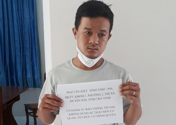 Tiêu hết tiền rồi hoang báo bị cướp 50 triệu đồng: Mai Tấn Kiệt (SN 1996, ngụ phường 2, thị xã Duyên Hải, tỉnh Trà Vinh) do tiêu xài hết số tiền của gia đình, lo sợ bị phát hiện nên đã báo tin giả bị cướp tài sản. Ngày 22/1, UBND phường 2 cho biết đã xử phạt Kiệt 2,5 triệu đồng về hành vi “Báo tin giả, không đúng sự thật đến cơ quan, tổ chức có thẩm quyền”.