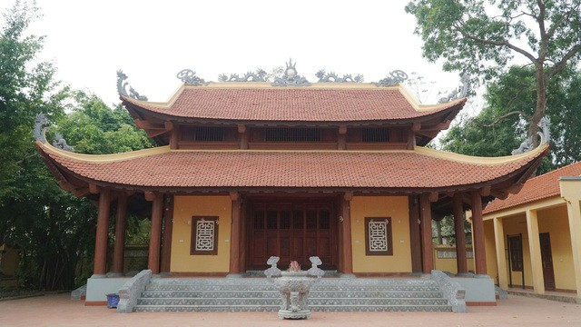 Trong miếu thờ linh vật (dân gian gọi là Nõ - Nường, sinh thực khí nam nữ) của tín ngưỡng phồn thực. Linh vật được thờ tại ngôi miếu Trò cất giữ cẩn thận trên khám thờ và chỉ lấy ra một lần duy nhất vào đêm 11 tháng Giêng hàng năm và chỉ cụ từ và đôi nam nữ được chọn mới được phép sờ tay vào linh vật. Điểm hấp dẫn và thu hút sự quan tâm nhiều nhất đó là phần Trò Trám và Lễ Mật.
