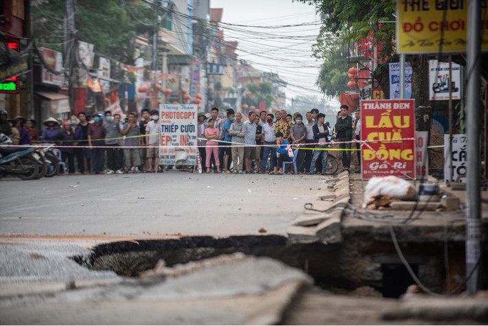 Vị này cho biết thêm: "Hố sâu có độ rộng 30m2, sâu trung bình khoảng 5m. Vụ sụt lún không gây thương vong về người. Hố sâu gây sụt lún phần vỉa hè, hiện cũng chưa có căn nào bị ảnh hưởng. Chính quyền địa phương đã tạm thời sơ tán khoảng 20 hộ dân đi nơi khác".