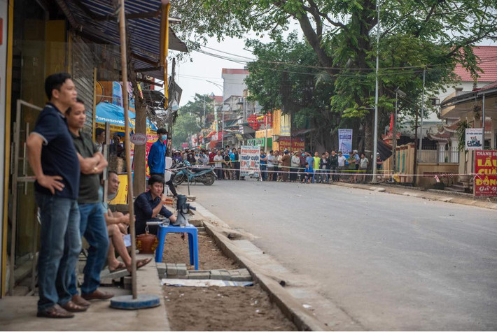 Theo vị lãnh đạo địa phương, hố sâu xuất hiện sau khi 1 hộ gia đình gần đó tiến hành khoan giếng. Nguyên nhân cụ thể đang được điều tra làm rõ. Tạ Viết Chiến, chủ một căn nhà bị ảnh hưởng cho biết, hơn 16h chiều 6/4, khi anh đang ở tầng 2 thì nghe tiếng động lớn.