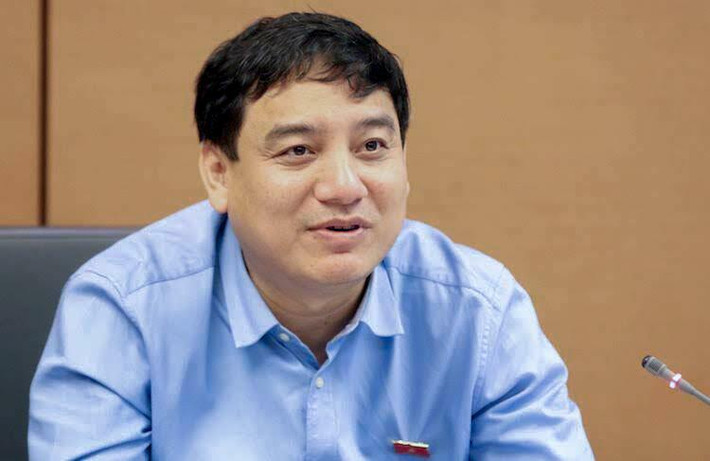 Chủ nhiệm Ủy ban Văn hóa, giáo dục, thanh niên, thiếu niên và nhi đồng Nguyễn Đắc Vinh: Sinh: 1972, quê Quỳnh Lưu, Nghệ An. Chức vụ: Ủy viên Trung ương Đảng: Khóa XI (dự khuyết), XII, XIII; Ủy viên Ban Thường vụ Đảng ủy Khối các cơ quan Trung ương; Phó Chánh Văn phòng Trung ương; Đại biểu Quốc hội: Khóa XIII, XIV. Trình độ lý luận chính trị: Cao cấp. Trình độ chuyên môn: Phó Giáo sư, Tiến sĩ Hóa học.
