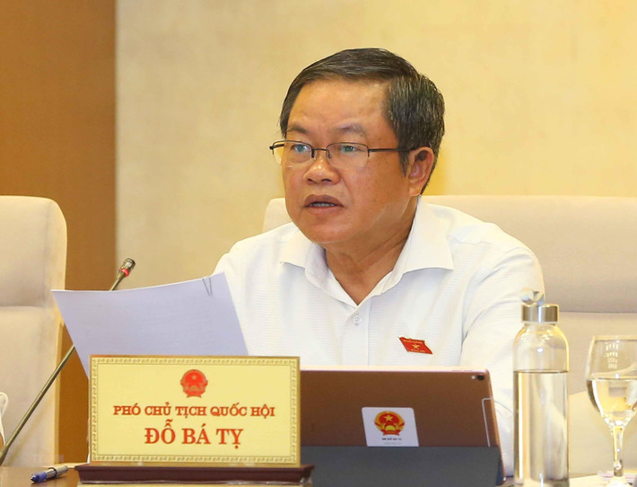 Phó chủ tịch Quốc hội Đỗ Bá Tỵ: Sinh: 1954, quê Đan Phượng, Hà Nội. Chức vụ: Ủy viên Trung ương Đảng: Khóa X, XI, XII; Đại tướng, Phó Chủ tịch Quốc hội: Khóa XIII, XIV; Đại biểu Quốc hội: Khóa X, XIII, XIV. Trình độ lý luận chính trị: Cao cấp. Trình độ chuyên môn: Đại học - Chỉ huy tham mưu.