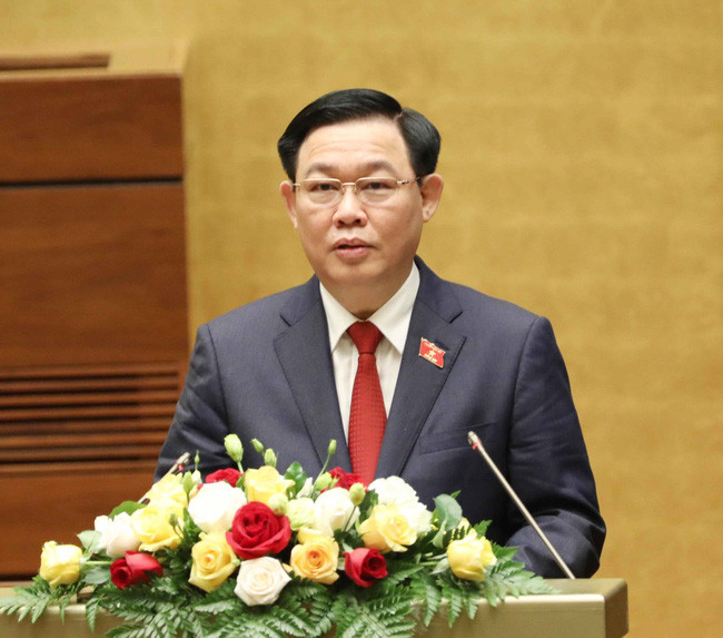 Chủ tịch Quốc hội Vương Đình Huệ: Sinh năm 1957, quê quán Nghi Lộc, Nghệ An. Chức vụ: Ủy viên Bộ Chính trị: Khóa XII, XIII; Ủy viên Trung ương Đảng: Khóa X, XI, XII, XIII; Bí thư Thành ủy Hà Nội. Đại biểu Quốc hội: Khóa XIII, XIV. Trình độ lý luận chính trị: Cao cấp. Trình độ chuyên môn: Giáo sư, Tiến sĩ Kinh tế.