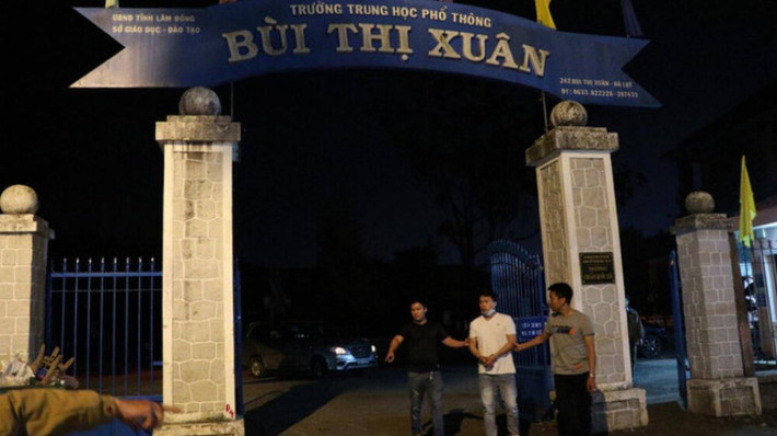 Vừa ra tù giả là học sinh vào trường trộm điện thoại: Sau khi ra tù Châu Hồng Phúc (29 tuổi, ở TP.HCM) vẫn "ngựa quen đường cũ" mặc áo sơ mi trắng, quần tây giống học sinh đột nhập vào trường THPT Bùi Thị Xuân ở Đà Lạt để lọi cặp sách của học sinh ăn trộm điện thoại tiền mặt. Ngày 7/4, Công an bắt được Phúc khi đang tiêu thụ tài sản trộm được.