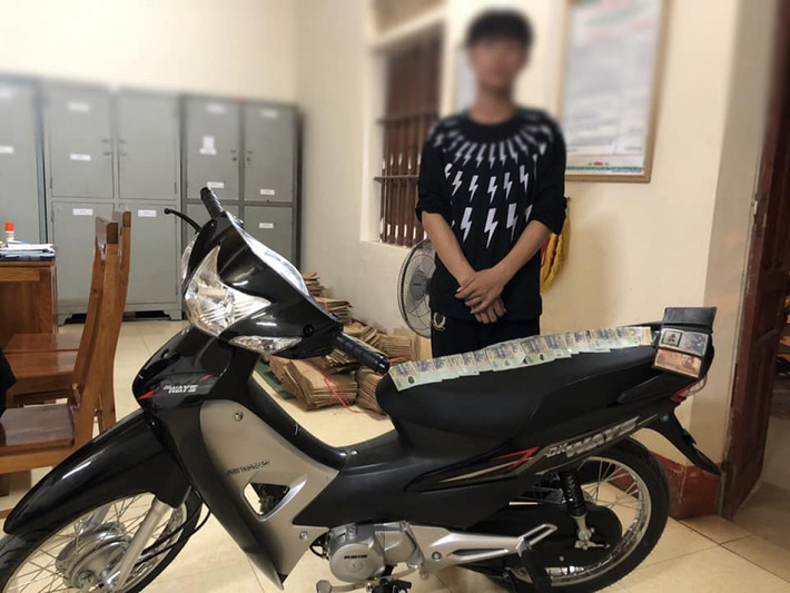 Trộm vàng của hàng xóm, bán lấy tiền mua xe máy tặng bạn gái: Tối 5/4, Hoàng Tuấn Hưng (SN 2005, trú Hà Tĩnh) đột nhập vào nhà hàng xóm, mở chiếc két sắt lấy 12 chỉ vàng, 5 triệu đồng tiền mặt để mua 1 chiếc xe mô tô cho mình và 1 chiếc tặng bạn gái. Ngày 7/4, Hưng bị Công an Hà Tĩnh bắt.